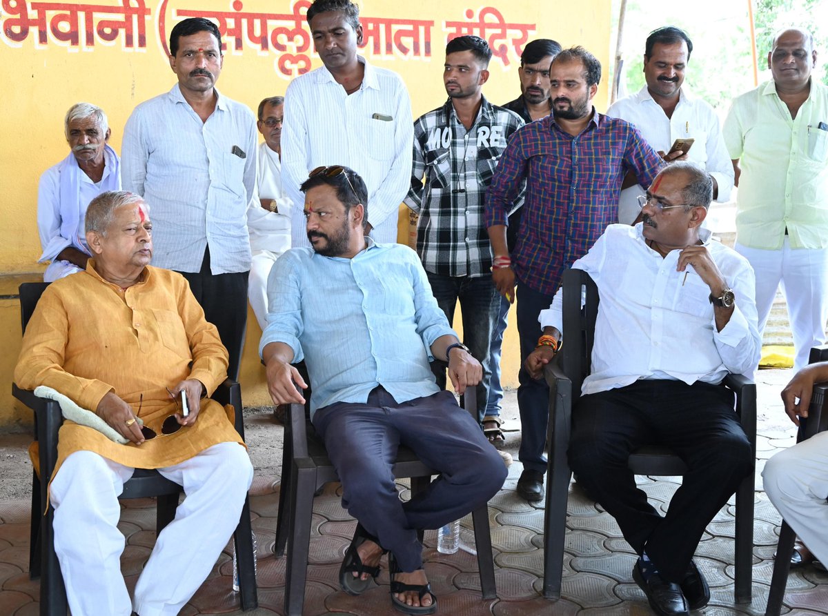 MLCvijaysingh's tweet photo. #ಹುಲಸೂರ ಪಟ್ಟಣದ ಶ್ರೀ ಭವಾನಿ ದೇವಸ್ಥಾನಕ್ಕೆ ಭೇಟಿ ನೀಡಿ ಪೂಜೆ ಸಲ್ಲಿಸಿದೆ.ಈ ವೇಳೆ ವಿಧಾನ ಪರಿಷತ್ ಸದಸ್ಯರು ಶ್ರೀ ಎಮ್.ಜಿ.ಮೂಳೆ ರವರು,ಶ್ರೀ ಅನಿಲ್ ಬುಸಾರೆ ರವರು, ಶ್ರೀಮತಿ ಲತಾ ಹಾರಕೂಡೆ ರವರು ಸೇರಿದಂತೆ ಅನೇಕ ಮುಖಂಡರು ಉಪಸ್ಥಿತರಿದ್ದರು.

#Basavakalyan #Bidar @DKShivakumar @siddaramaiah @HariprasadBK2 @rssurjewala https://t.co/CLjf0S1eQT