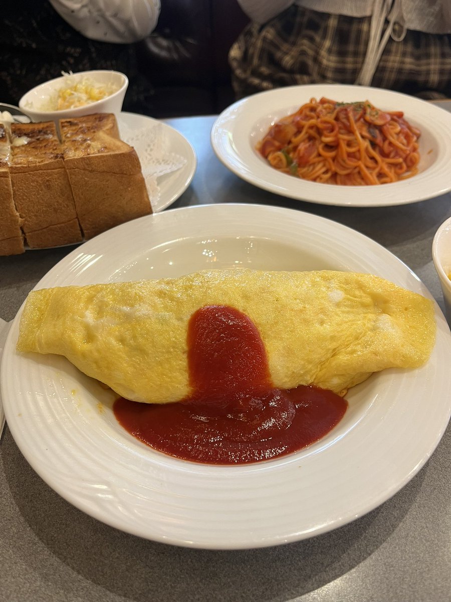nokanoka_yuusya's tweet photo. 喫茶店行ってきた🍒
オムライスとチョコパフェ食べたよ可愛いが詰まってた〜💭

さえちゃんと同期と💓
楽しすぎた🫶🏻🫶🏻
@saekaca https://t.co/YiFvBlalCj