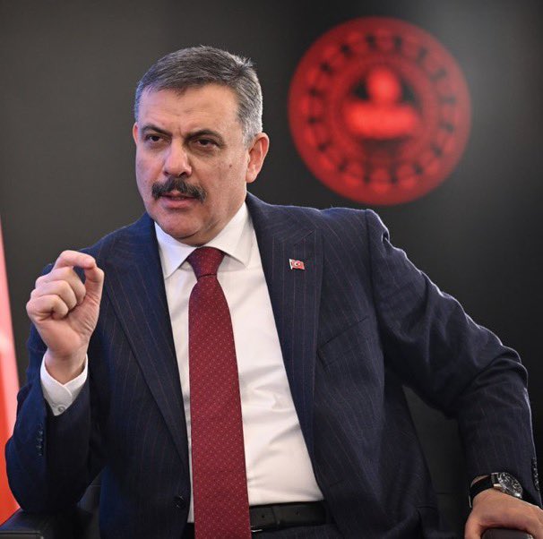 YanliMedya's tweet photo. İçişleri Bakanı Mustafa Çiftçi:

"Sokaklardaki sahipsiz hayvanların yüzde 89'u gibi çok ciddi bir oranını halihazırda topladık.

Yılbaşına kadar hepsini barınaklara toplatacağım.

Özellikle bazı CHP'li büyükşehir ve il belediyeleri yasayı uygulama ve köpekleri toplama konusunda işi yokuşa sürüyor, adeta ayak diretiyor."