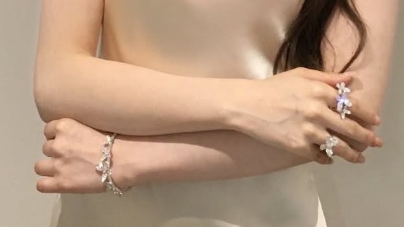 sanadorabel's tweet photo. save me….  sana’s veiny hands…. save me… https://t.co/9pJVSon306
