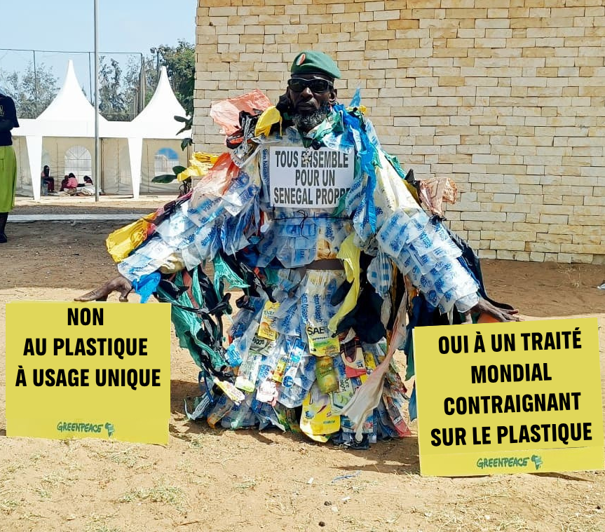 GreenpeaceAfrik's tweet photo. Le plastique ne disparaît pas. Il change juste de place.
La production augmente sans limite, alors que ce que nous jetons persiste. Il circule dans les océans, les chaînes alimentaires et finit dans les animaux et notre corps sous forme de microplastiques.
#StopPlasticPollution https://t.co/oK7zYLBSJH