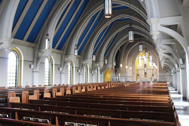 OrdinariateUSA's tweet photo. “Modern churches are so ugl-”

Corpus Christ Catholic Church, Virginia. 
Built in 2021 and complete with a high altar &amp; rails. https://t.co/egVYU85Mo7