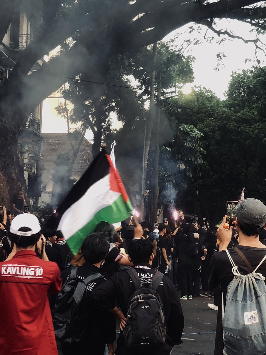 vzermilion's tweet photo. Panjang umur hal-hal baik, 
panjang umur perjuangan,
panjang umur pergerakan.

—Malang, 15 Juni 2026 https://t.co/rKQz7TRW6q