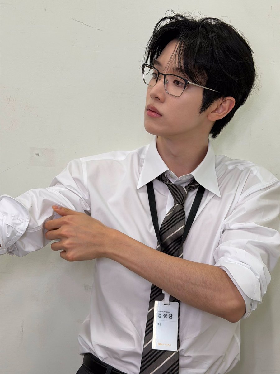 RIIZECHAN's tweet photo. Assistant Manager Jung, reporting for duty. https://t.co/XywzryzOQP