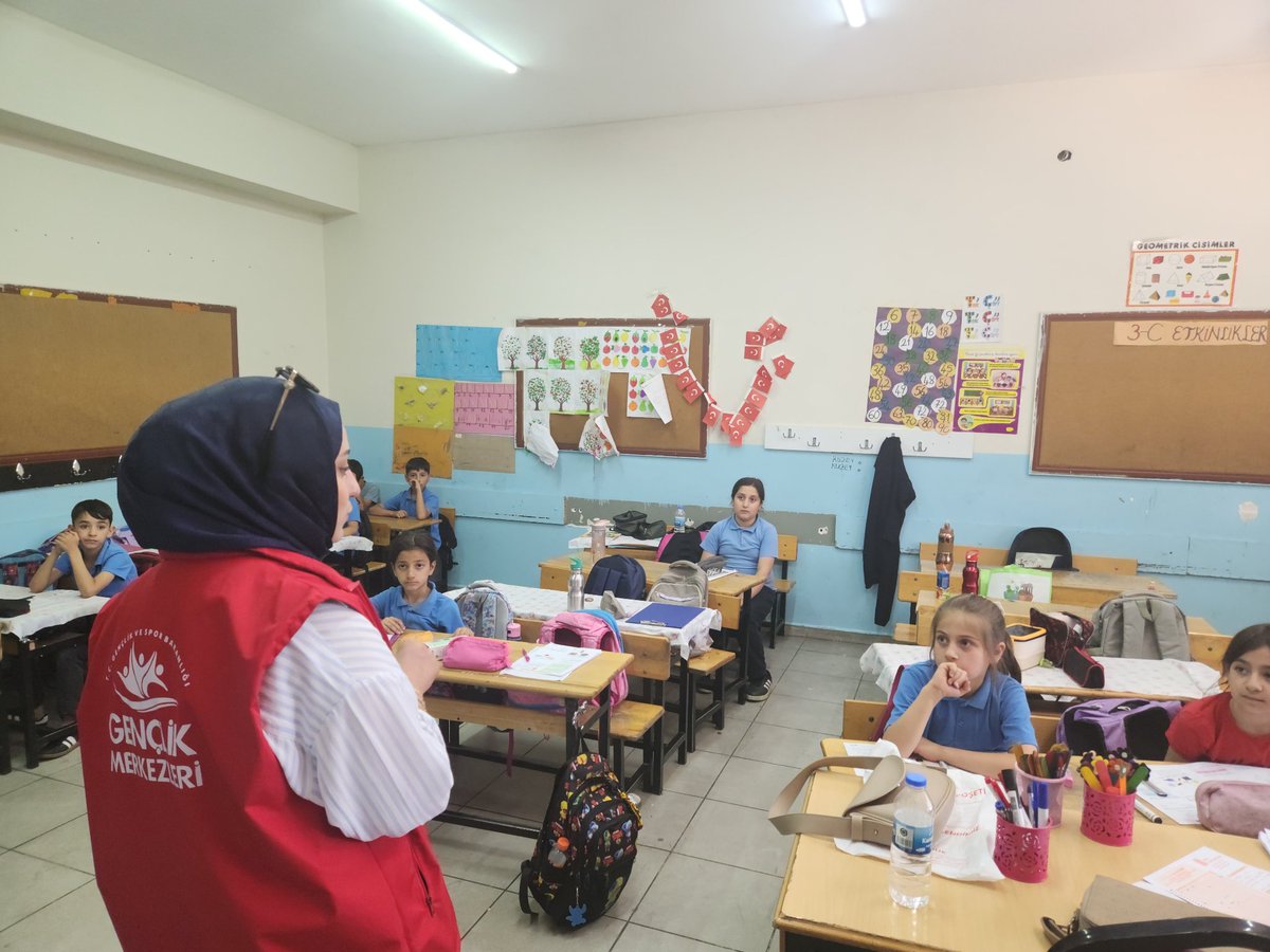 Siverek_GM's tweet photo. Yaz başlıyor, macera da başlıyor!

GSB Yaz Kampları ve Yaz Kulübü tanıtımlarımız okullarımızda ve  KYK yurdumuzda tüm hızıyla sürüyor. Spor, eğlence, arkadaşlık ve yepyeni deneyimler seni bekliyor!

Haydi gençler, GSB'nin yaz fırsatlarını kaçırmayın!
@OA_BAK @gencliksporbak https://t.co/wG7lqfOMTA