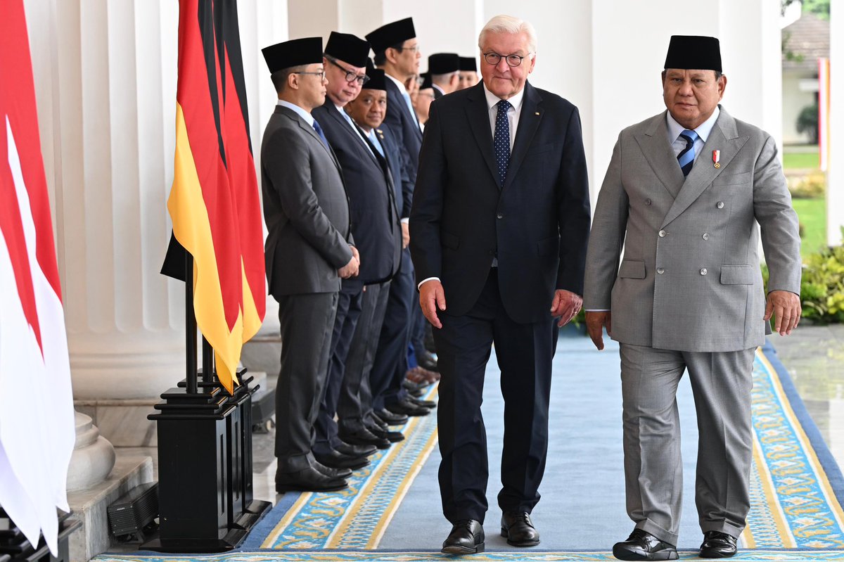 bahlillahadalia's tweet photo. Hari ini saya mendampingi Bapak Presiden @prabowo menerima kunjungan kenegaraan Presiden Jerman Frank-Walter Steinmeier di Istana Merdeka.

Pertemuan ini menjadi momentum penting untuk memperkuat kemitraan strategis Indonesia dan Jerman di berbagai sektor prioritas.

Kedua kepala negara sepakat memperkuat kerja sama di bidang investasi, transisi energi, hilirisasi industri, pengembangan sumber daya manusia, dan sektor-sektor strategis lainnya.