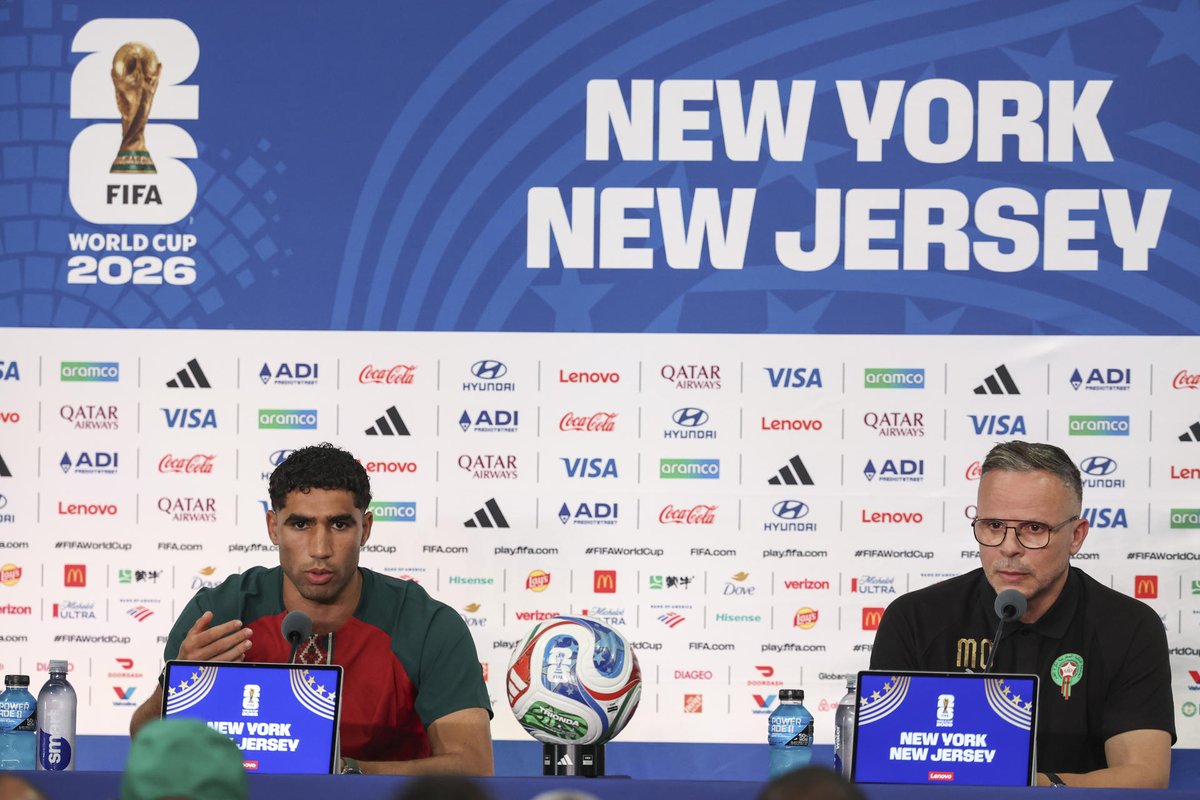 lopezdoriga's tweet photo. La FIFA permitirá que se hagan preguntas en español e incluirá este idioma en la traducción de todas las conferencias de prensa del Mundial, tras la polémica cuando jugadores como el marroquí Achraf Hakimi, el brasileño Vinicius o el neerlandés Frenkie de Jong no pudieron responder en español por las restricciones que impuso el organismo del fútbol internacional.

📸EFE

Más en https://t.co/xWxnQ3nYtN