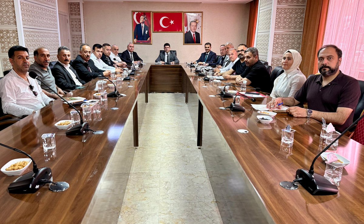 Hakkari_MEM's tweet photo. 🔴Mesleki Eğitim Faaliyetleri ve Gelecek Dönem Planlamaları Değerlendirildi

📍 #Hakkâri Öğretmenevi Toplantı Salonu

📌 İl Millî Eğitim Müdürümüz Sayın Nurettin Yılmaz başkanlığında, Mesleki Eğitim Merkezi ile iş birliği içerisinde çalışan paydaş kurum temsilcilerinin katılımıyla değerlendirme ve planlama toplantısı gerçekleştirildi.

📖Şube Müdürümüz Sayın Kazım Gür'ün de hazır bulunduğu toplantıda; 2025-2026 eğitim öğretim yılında yürütülen mesleki eğitim faaliyetleri değerlendirilirken öğrenci devamlılığı, staj süreçleri, işletmelerde beceri eğitimi uygulamaları ve paydaş kurumlarla yürütülen çalışmaların ele alınmasının yanı sıra Halk Eğitimi Merkezleri, sanayi kuruluşları ve kamu kurumlarıyla gerçekleştirilen projeler, yeni açılan kurslar ve beceri temelli eğitim programları hakkında bilgi paylaşımında bulunuldu.

📚 Türkiye Yüzyılı Maarif Modeli kapsamında, mesleki eğitim uygulamalarının yeni modele uyumu, sektör ihtiyaçlarına göre kurs programlarının güncellenmesi ve 2026-2027 eğitim öğretim yılına yönelik hedefler de görüşülen konular arasında yer aldı.

🎙️ İl Millî Eğitim Müdürümüz Sayın Nurettin Yılmaz, mesleki eğitimin kalkınma ve istihdam açısından stratejik bir öneme sahip olduğunu belirterek, “Öğrencilerimizin bilgi ve becerilerini sektörün ihtiyaçları doğrultusunda geliştirmek onları geleceğe daha güçlü hazırlamak öncelikli hedefimizdir. Kurumlarımız arasındaki iş birliği ve koordinasyonun güçlenmesiyle mesleki eğitimde kaliteyi daha da yukarı taşıyacağımıza inanıyorum.” ifadelerini kullandı.

🤝 Paydaş kurum temsilcilerinin görüş ve önerilerinin de alındığı toplantıda, öğrenci takip süreçleri, başarı izleme mekanizmaları ve iyileştirme çalışmaları değerlendirildi.

📈 #Hakkâri’de mesleki eğitimin niteliğini artırmaya ve istihdama katkısını güçlendirmeye yönelik çalışmaların kararlılıkla sürdürülmesi konusunda görüş birliğine varıldı.

#HakkariBaşaracağımDiyor

@tcmeb @Yusuf__Tekin @itasyapan @HakkariValiligi @cftcblnt @tcmeb_mtegm @skaygusuz @nrtttin_ylmz