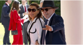 LunaBambam74's tweet photo. Se o Brasil não faz parte do G7: O G7 é formado por Alemanha, Canadá, Estados Unidos, França, Itália, Japão e Reino Unido, principais economias desenvolvidas do mundo, o que , cargas dágua, Lula , sua concubina MOR  e uma comitiva gigante, paga com dinheiro do contribuinte( o meu, o seu e o nosso $) está fazendo em Paris???