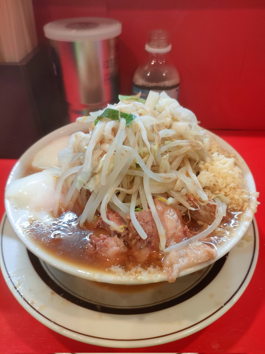 xkuZOLj2CxHHpMG's tweet photo. ラーメン二郎府中店

狙い通り特濃菩薩汁を頂いた

小ラーメン　温玉W　コールニンニク

あえてバランスを崩さないようにニンニクのみ　旨味が押し寄せてヤバい　旅人と求道者に告ぐ、月曜夜はヤバイぞ https://t.co/jNHIgWRmyh