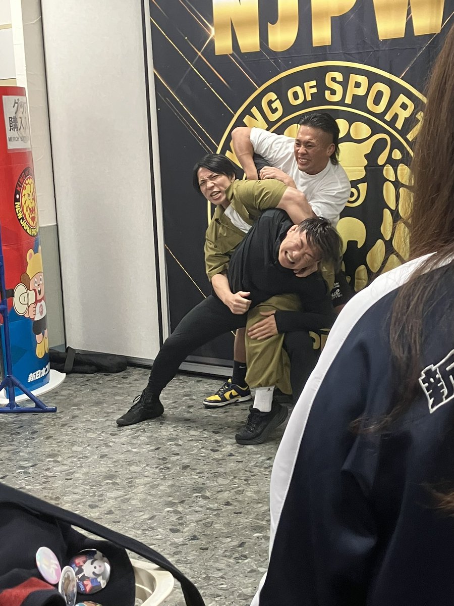 Bear_illdoc's tweet photo. @dousankonbu ですです！！
普通にYL松本くんの撮影会に友達と並んでたら推しが割り込んできて襲撃それをYOHくんが救出
そして2人がかりでコブラ
自分の番になって特攻服きたチビと一緒に撮っていいかと問うたら貸して！！と取り上げられて凶器にされました🤣 https://t.co/AEmfhhPLjl