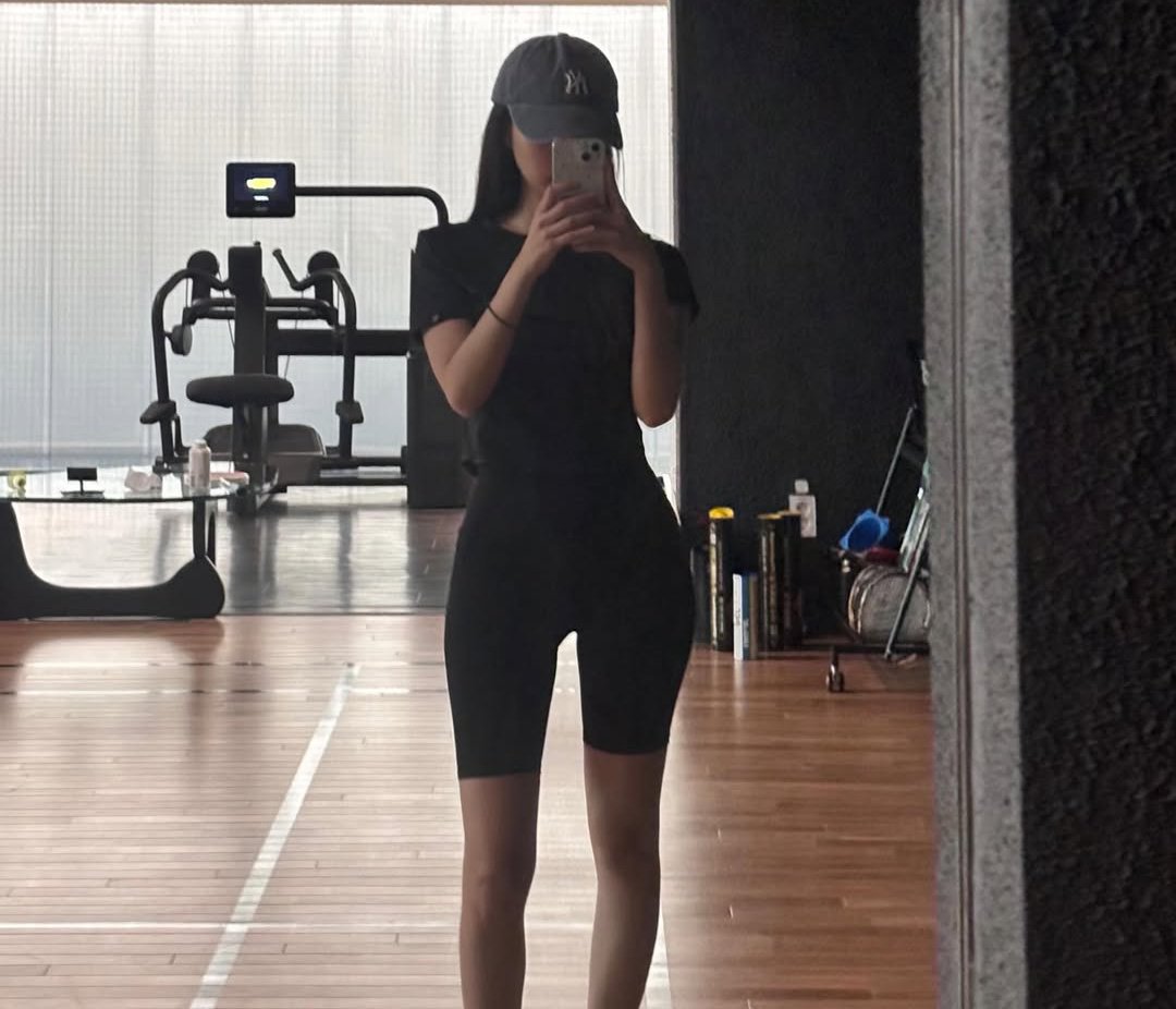 hyemsta's tweet photo. post-workout hyewon 🫠 https://t.co/sQ7Bw6onWW