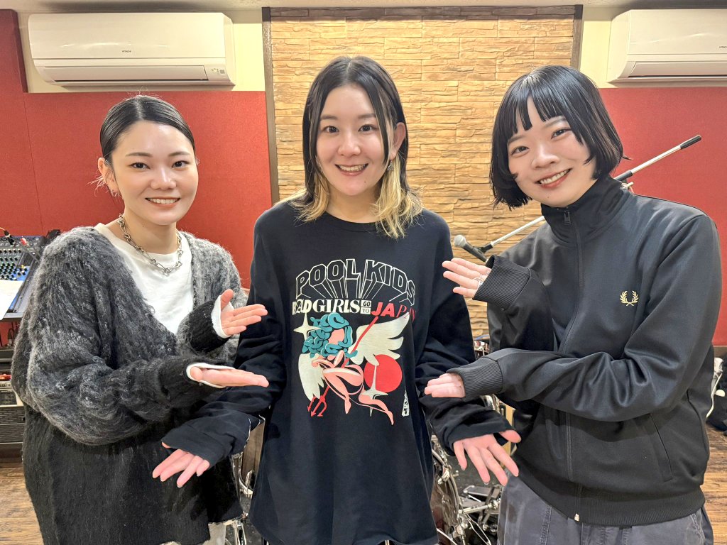 Junzy_com's tweet photo. #歌川菜穂 さん！
#yucco さん！
お二人の心強いサポートがあったからこそ、#SHISHAMO は最後の瞬間まで鳴り止むことなく最高の形で歴史を締めくくることができました。お二人に大感謝です！
そんな気持ちをWebページにしましたので
下記リンクからご覧下さい！
↓↓↓
https://t.co/kd0HIVbxHS
↑↑↑ https://t.co/FKR77HTO3c