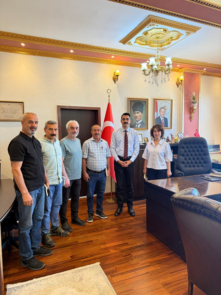 TC_Pertek's tweet photo. 📍 İl Genel Meclis Üyesi Sayın Mehmet Hanifi KILIÇ, Belediye Meclis Üyesi Sayın Özlem GÜLTEKİN MENGÜŞ ve beraberindeki heyet, Kaymakamımız Sayın Yusuf Ziya YAKTI’yı makamında ziyaret etti.

Kaymakamımız, nazik ziyaretlerinden dolayı kendilerine teşekkür etti. https://t.co/Zfp3gmFGcO
