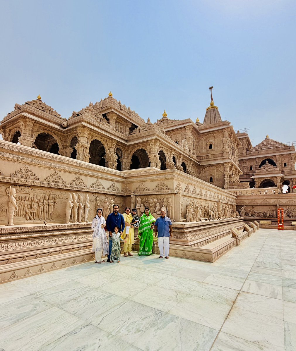 premendraguddu's tweet photo. प्रभु श्री राम की पावन नगरी अयोध्या धाम में स्थित सनातन आस्था के केंद्र, भव्य-दिव्य श्री राम जन्मभूमि मंदिर में प्रभु श्री रामलला के दर्शन करने का सौभाग्य मिला। 

मर्यादा पुरुषोत्तम प्रभु श्री राम जी का आशीर्वाद सदैव बना रहे यही प्रार्थना है। 

जय श्री राम !! 🚩

#RamMandir #Ayodhya #PremendraGuddu