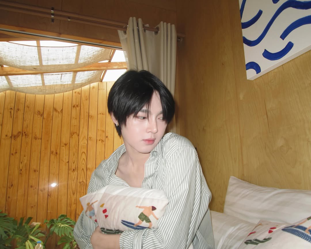 ottosnorthie's tweet photo. the concept of working together almost every single day and then going on a 3 day vacation with just the two of you when you finally have some time off.. you both go ghost mode online and fans wonder where you went when in fact you’re taking bf pics of each other on an island https://t.co/UQ6P8qhEAP