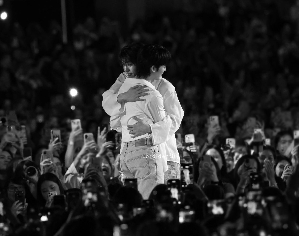 sushiipip's tweet photo. “did we make it?”
 “yeah, we did.” https://t.co/hfcFWk0RIi