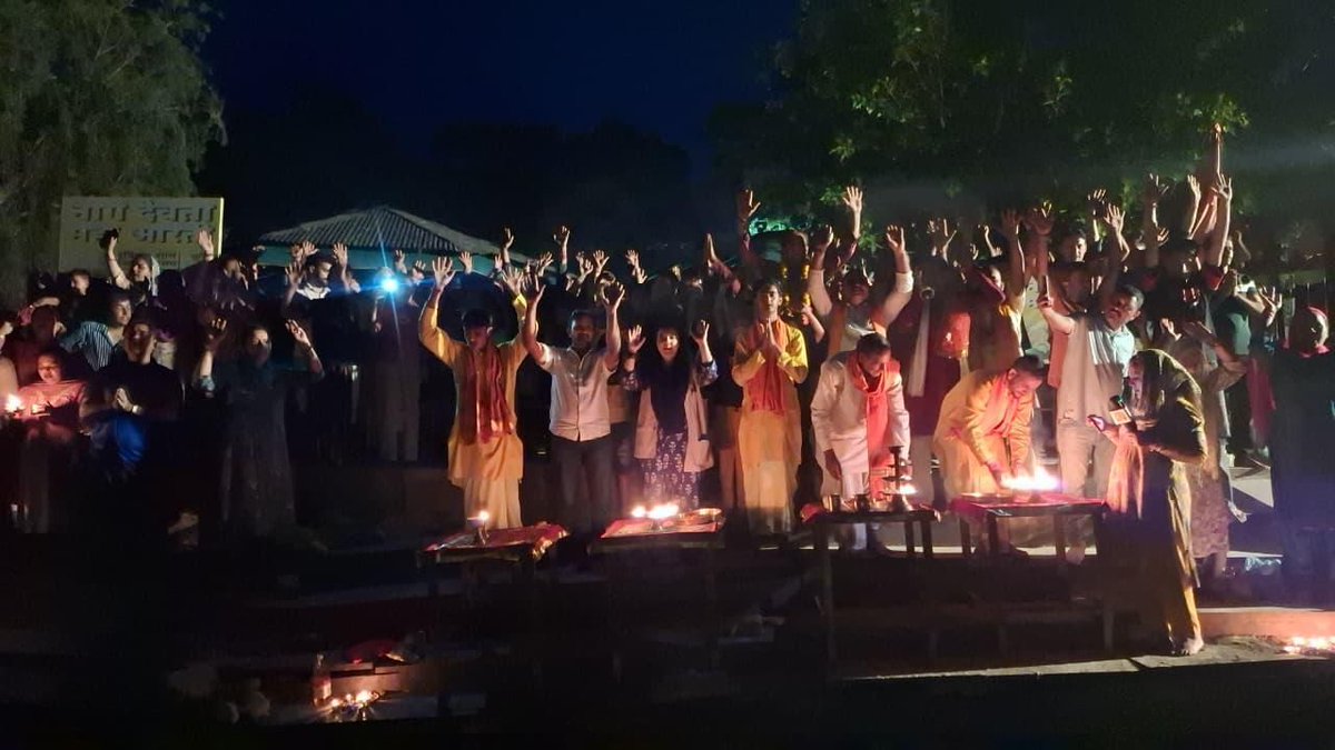 devyanidsrana's tweet photo. Paid obeisance at Naag Devta Ji Maha Arti at the Surinsar Ghat on Sunday at sunset and inaugurated the Surinsar Mansar Bhole Nath Ji Naag Devta Bhajan

@bjp4india @bjp4jnk Sh @nitinnabin ji Sh @blsanthosh ji Sh @tarunchughbjp ji Sh @iamsatsharmaca ji Sh @ashokkoul59 Ji https://t.co/AcWcCOeWke