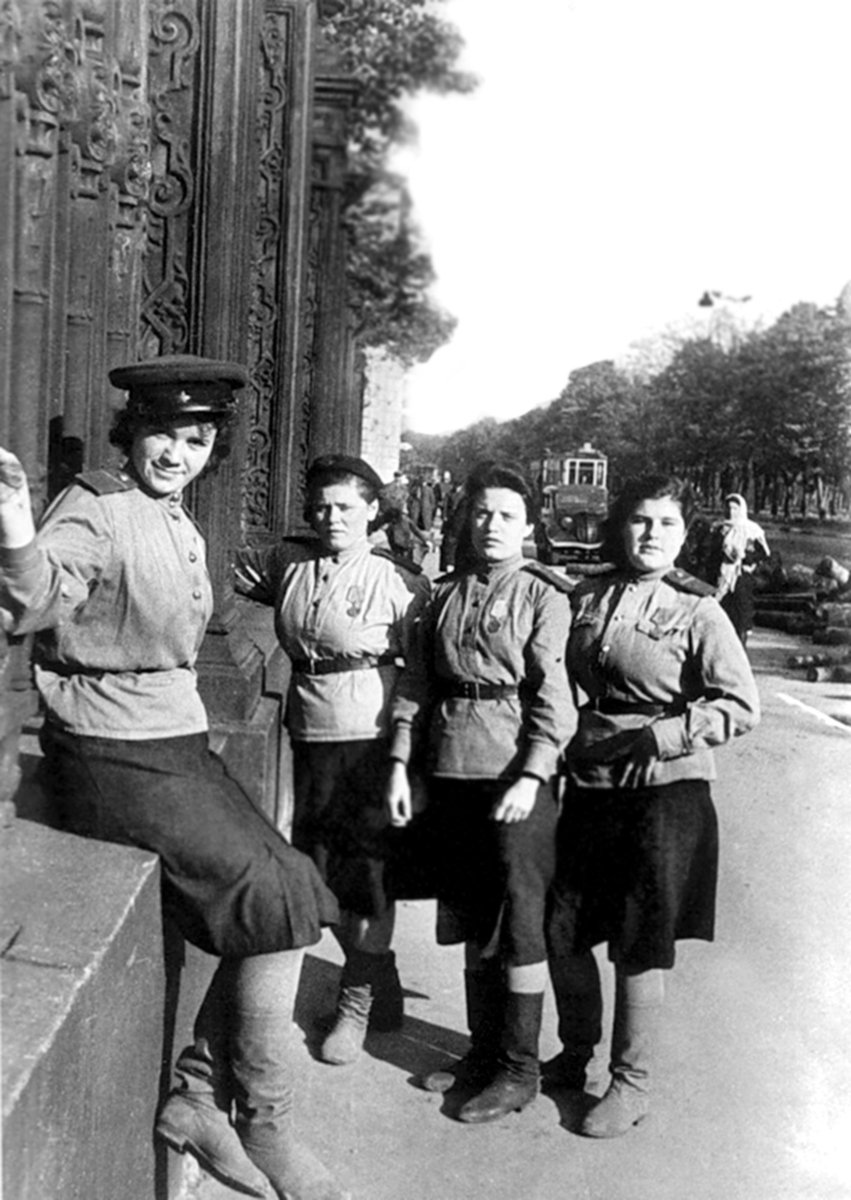 PicturesUssr's tweet photo. Young women serving in the local air defense units, Leningrad, 1944 https://t.co/7KJ0gkyPe4
