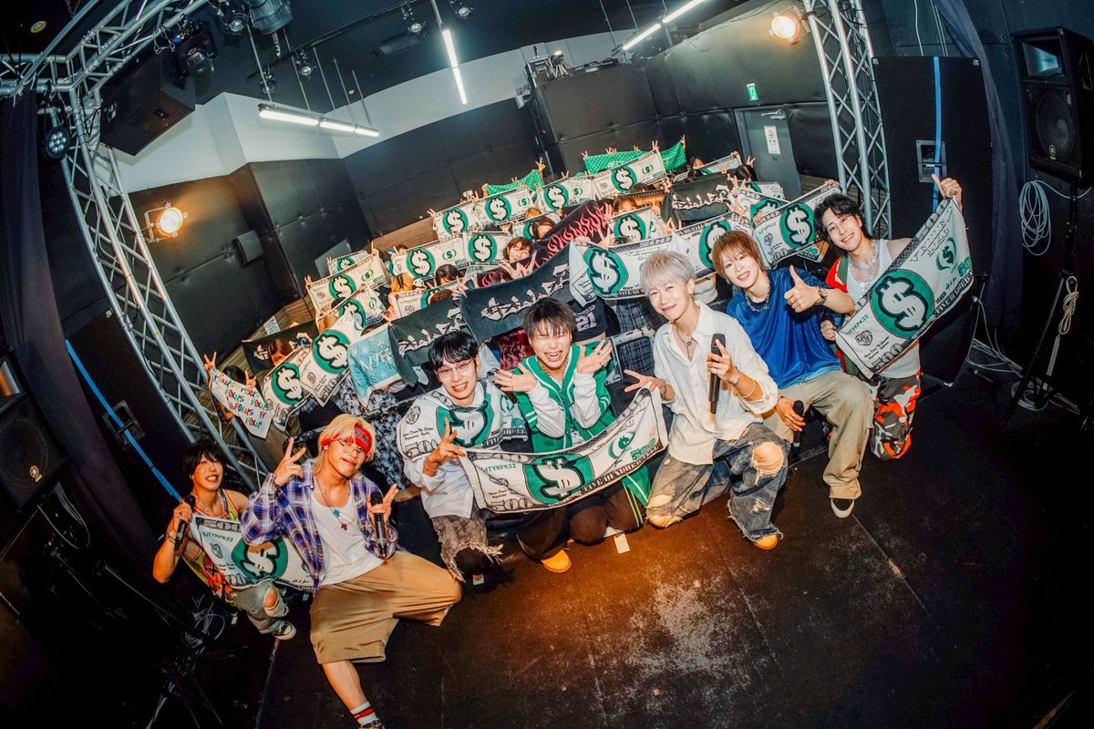 VELLE_kazuki's tweet photo. .

超生誕祭ありがとうございました！

名古屋開催でどうなるか思ってたけど
沢山来てくれてありがとう✨

俺らしいLIVEになったんじゃ無いかな？

生誕用のコラボ曲はALTに

アフェも本間にありがとー😭

おかげいい31歳を過ごせそうです！

まだまだ続くツアーもよろしくね👑

#ベルエージェー　
. https://t.co/ARLDcJ4k4V