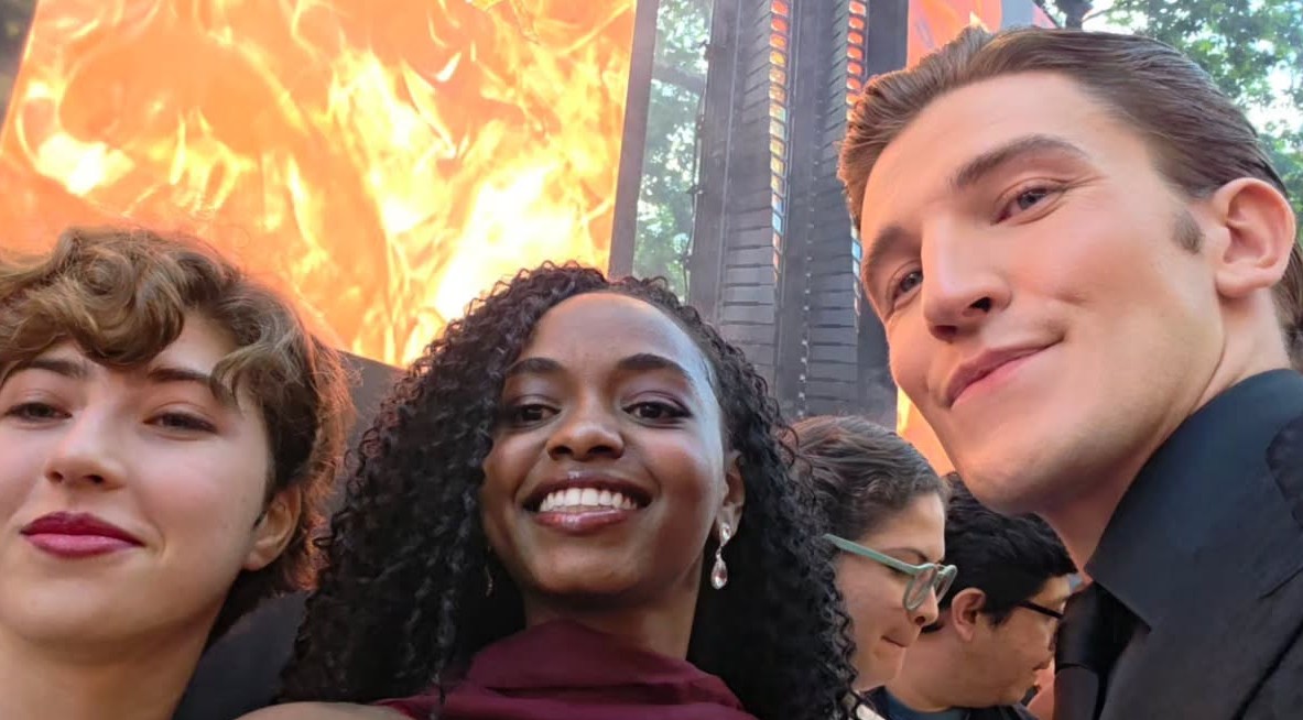 NoelyKCKD's tweet photo. Two more pics of Ewan Mitchell with fans at the ‘House of the Dragon’ Season 3 premiere in London ♥️

#EwanMitchell #HouseOfTheDragon https://t.co/y1qAXfEUsu