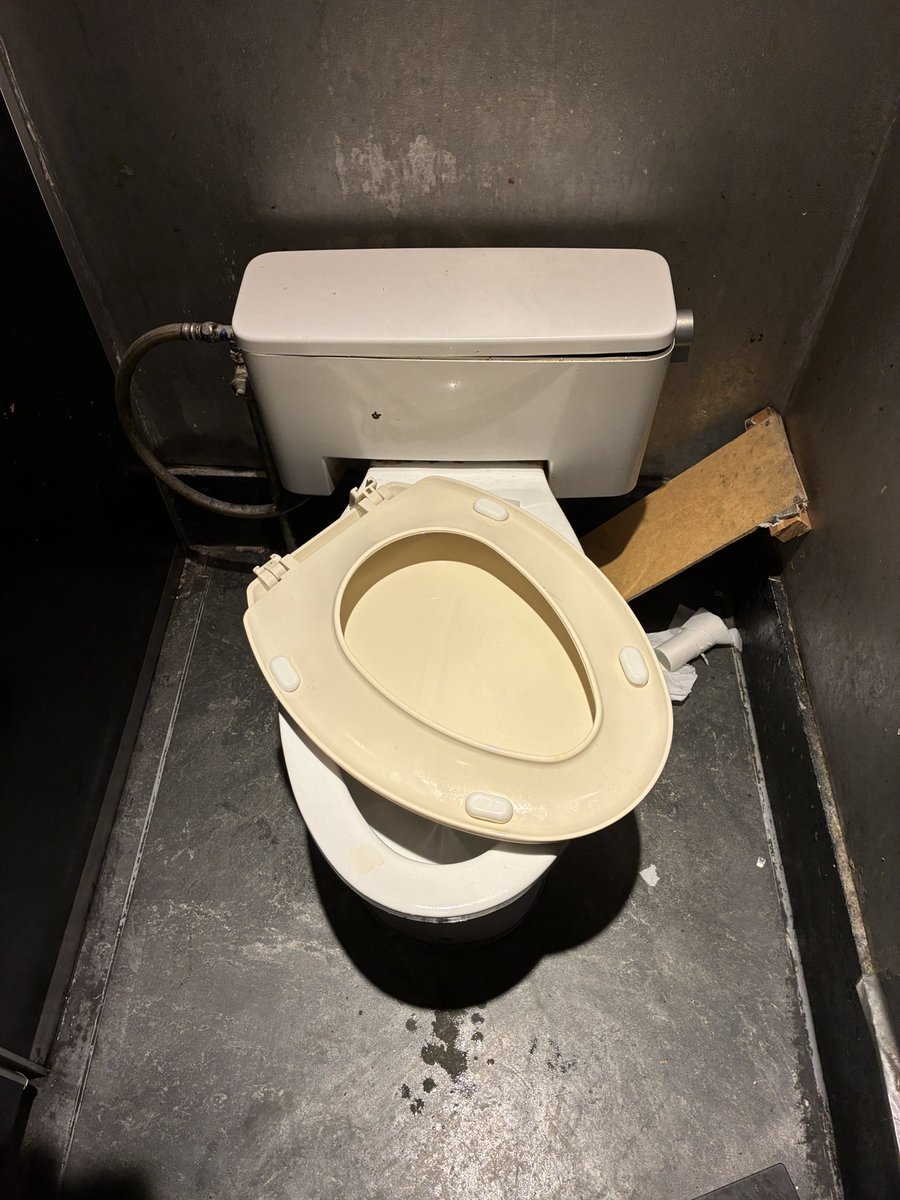 skillhunter0922's tweet photo. なんでもええけど
渋谷WOMBの男子トイレは
便座直さんかい🚽
便座のフタ取れてるは
ライブハウスたまにあるけど
便座取れてるは客に便器に座って
💩しろいうてるんけ？
しかも逆側なっとるやん
誰か失敗しとるでたぶん
前来た時もこれ https://t.co/c665E0nubf