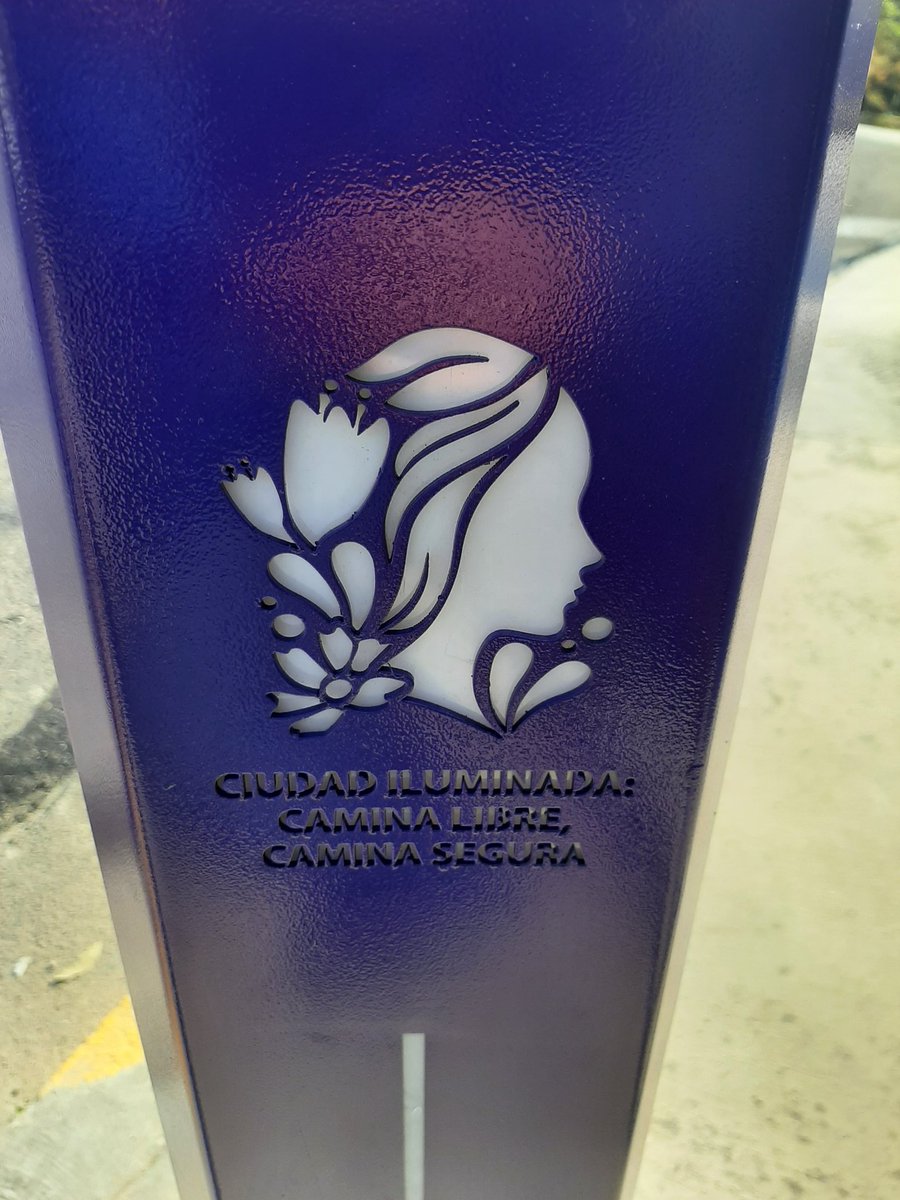 chachogadea's tweet photo. La creación de "senderos seguros" es importante para tener una ciudad más transitable, especialmente para las mujeres y peatones nocturnos. Sin embargo, las nuevas luminarias de @ClaraBrugadaM colocadas en la CDMX no cumplen ese propósito. https://t.co/5hsqx4WbAL