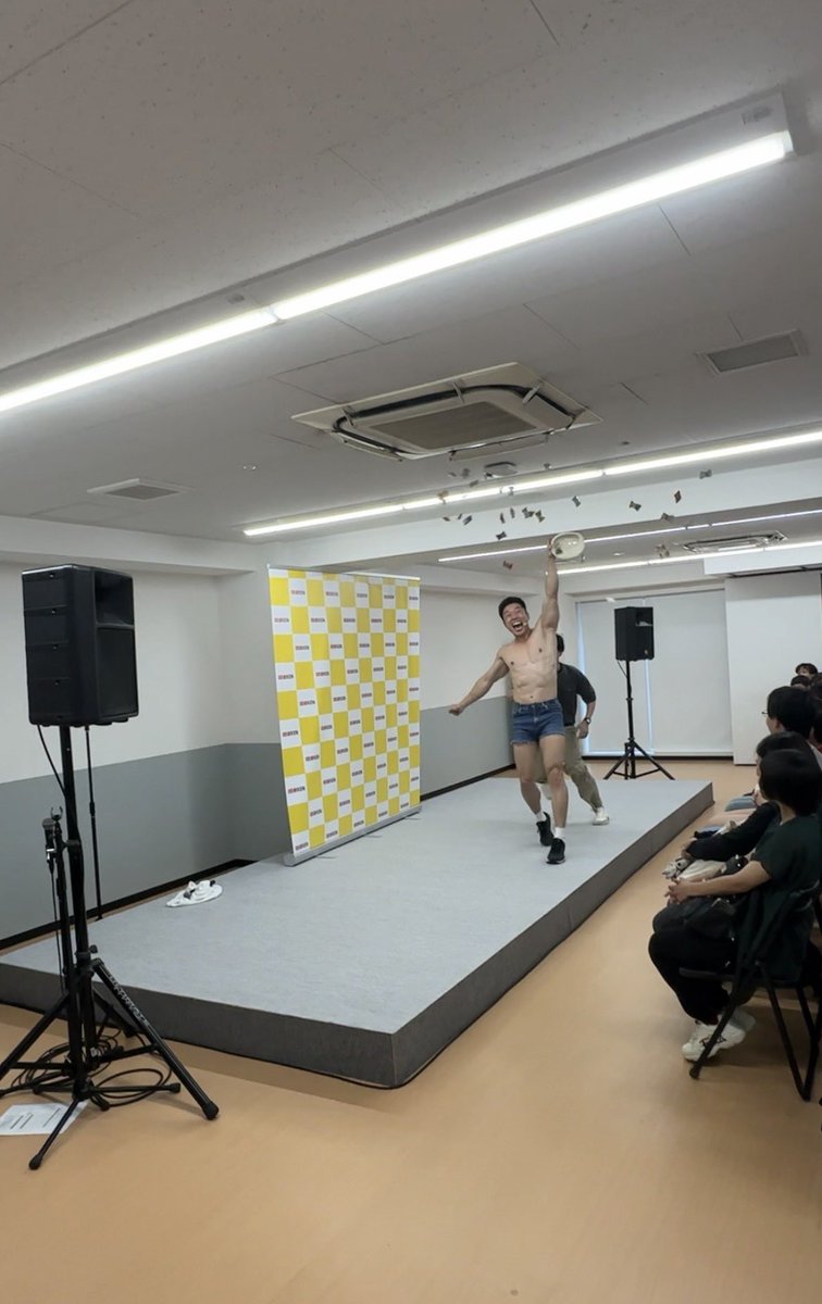 kinnikun0917's tweet photo. 【大好評】感動秘話シリーズ
6月13日、
愛知県名古屋市にある「名古ヤーーー医健スポーツ専門学校」のオープンキャンパスイベントに出演させていただきました。

どーもー、なかやまきんに君です、パワー‼︎
イベントはいつものように始まった。

筋肉飴取りゲームに挑戦したい方はいますかー？
はーーい🖐️
一人の青年が元気よく手を上げた。

それでは行きますよ、
ミュージックスタート‼︎
It’s My Life の曲がかかる中、僕は筋肉ポーズを取りながら動き回った。
青年も必死についてきた。
デンデン♪
It’s My Life〜
ヤーーー🍬
飴が宙に舞った、、、青年は飴は取れなかった。
しかし、何か清々しい顔をしている。

そして、青年は言った。
青年「実は僕はこの学校の卒業生で、今は介護士として働いてます。小学生の頃、なかやまきんに君のスパゲッティにチーズをかけるネタを観てから筋肉に興味が出ました。
そしてこの学校に入り、勉強していく中で介護士になりたいと思ったんです。」

なかやま「えー、あの『マグマスパゲッティのネタ』を観たのがキッカケで介護士になられたんですか？」

青年「はい。」

とても嬉しかった。

約1分ほどの「マグマスパゲッティ」のネタが少年の筋肉に響き、その方が大人になり、今ではお年寄りの方々の筋肉をサポートして笑顔にしていると思うとめちゃくちゃ嬉しいですよね。

💪ヤーーー🧀🍝　👶👦👨👩👵👴✨

◯2000年　なかやまきんに君デビュー＆BON JOVIさんが「It’s My Life」をリリース

◯2005年ごろ　スパゲッティにチーズをかけ始める＆一人の小学生がそれを観る

2026年　その少年は大人になり、筋肉飴取りゲームに挑戦をする
ヤーーー🍬
飴は取れなかったが、介護士になる夢は掴み取った。

僕は明日もどこかで飴を投げると思います。
ヤーーー🍬
それを誰かが観て、その想いがいつの日か誰かの笑顔につながるかもしれない。

よーし、今日はまぁまぁスベったけど、まだまだ頑張るぞー‼︎

おい、スベったのかい！？(大爆笑🤣)

パワー
なかやまきんに君