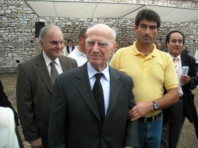 RXRqdEgogik2Z9P's tweet photo. Στη φυλακή επιστρέφει ο 82χρονος Γιωτόπουλος με απόφαση του Αρείου Πάγου!
Κατηγορία: Ηθική Αυτουργία σε δολοφονίες και καθοδήγηση τρομοκρατικής οργάνωσης...

Ο Παττακός πέθανε στα 104 εκτός φυλακής, ενώ είχε αποφυλακιστεί στα 78 του επικαλούμενος ανήκεστο βλάβη της υγείας του!!!
Κατηγορία: Εσχάτη Προδοσία ως πρωτεργάτης της Χούντας...

Αυτό θα πει Δικαιοσύνη στην Ελλάδα...