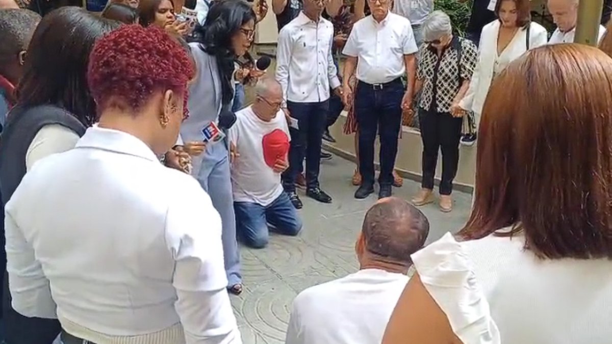 SIN24Horas's tweet photo. Familiares de víctimas del Jet Set oran antes de audiencia que definirá futuro judicial de los hermanos Espaillat #NoticiasSIN #CasoJetSet

Detalles en: https://t.co/FKsFm8q6Co https://t.co/KuDOrT8NtE