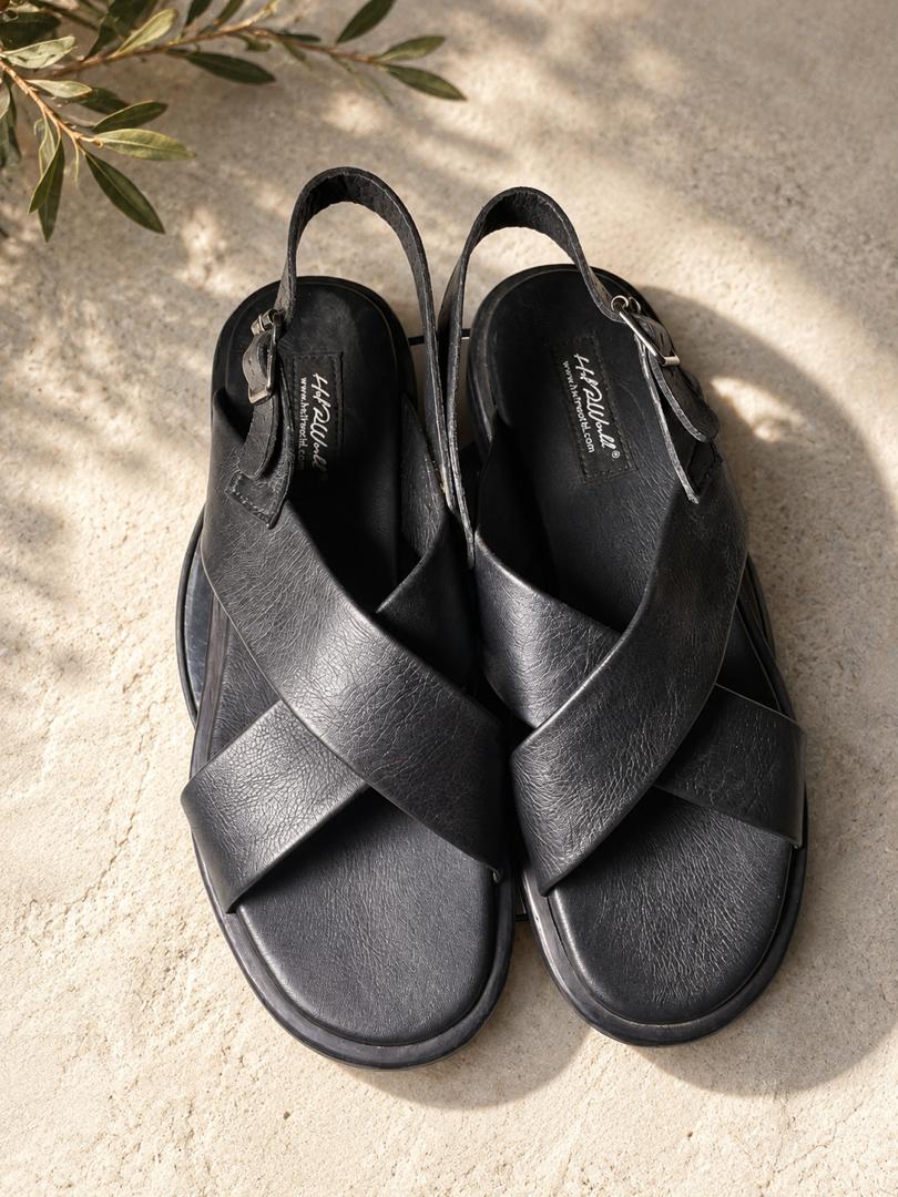HefRWorld's tweet photo. Can a man wear sandals to the office? 👞🤔
The answer is yes—if the dress code allows it and the sandals are neat, classy, and professional.
Would you rock these sandals to work or would you stick to closed shoes?Let us know in the comments! #MensFashion #OfficeStye #NigeriaStyle https://t.co/SbrfUBXipT