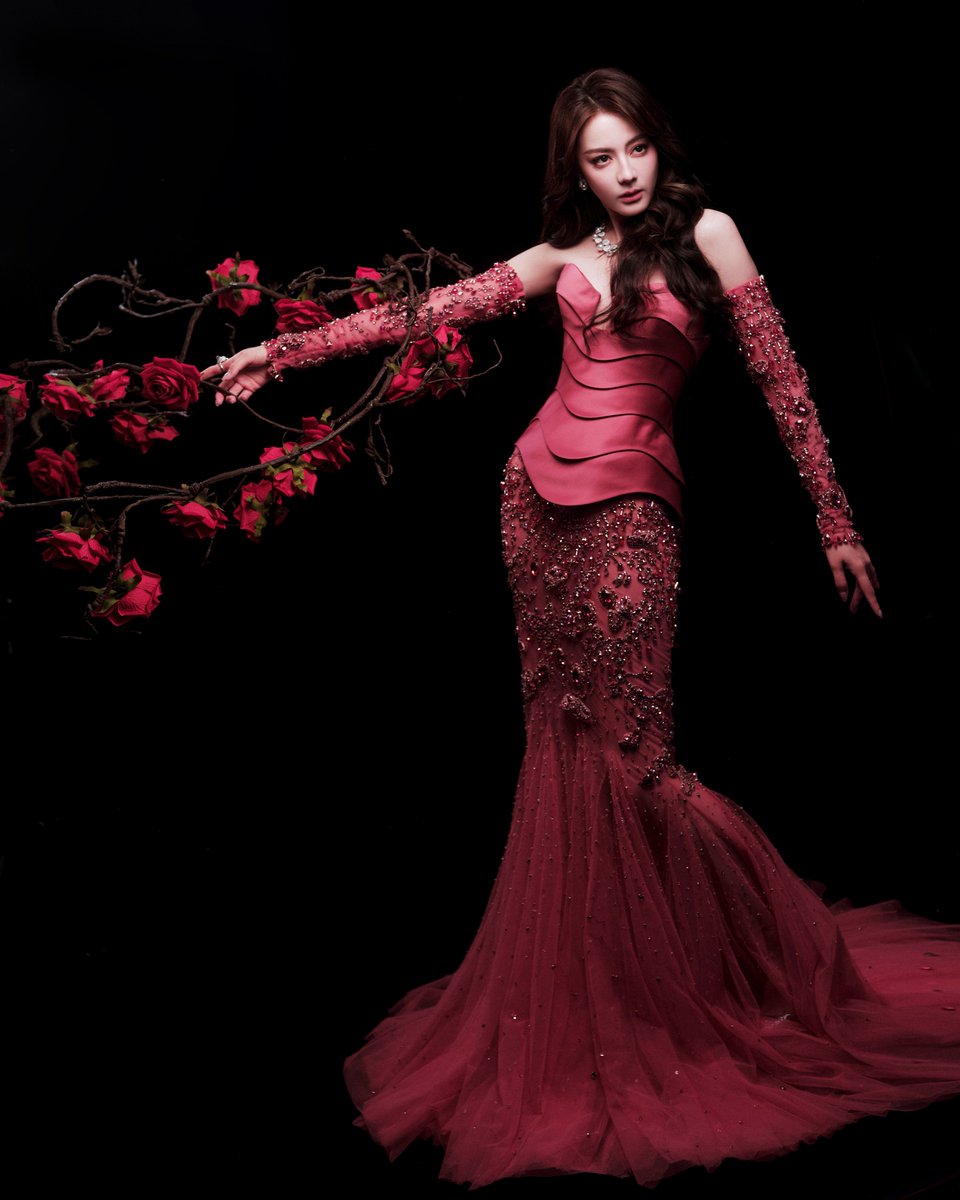 Alice_TH03's tweet photo. สตูเร่อปาอัพWeiboวันนี้ งานวันนี้สวยมากกกก ตีความแตกมากกกถ่ายภาพเข้ากับลุคมาก

#ตี๋ลี่เร่อปา #dilraba
#迪丽热巴 https://t.co/f73ZkbDijF