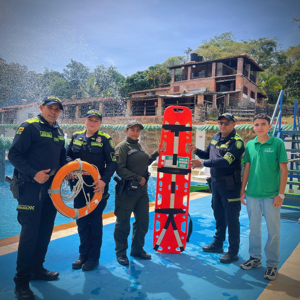 PoliciaStander's tweet photo. En #ElSocorro, uniformados de Infancia y Adolescencia junto a la Policía Comunitaria adelantan la campaña "Ojos en todas partes". Esta estrategia busca proteger de manera integral los derechos de niños, niñas y adolescentes. 🚸🛡️ #DiosYPatria https://t.co/OW0cDAW3Js