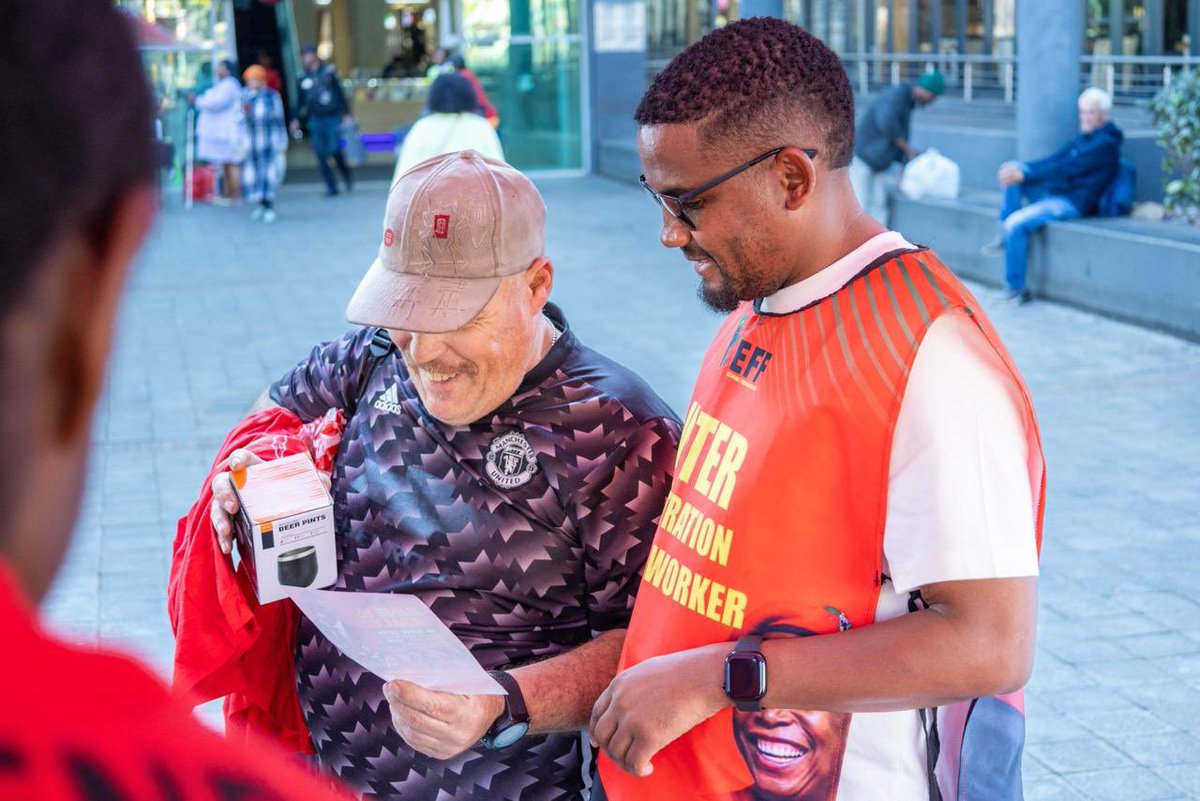 EFFGautengProv's tweet photo. 🚨In Pictures🚨

It’s the final push, the EFF Gauteng Chairperson, Commissar @DungaLeko joined Fighters at Sunny Park shopping center, inviting the people of Tshwane to the June 16 Youth Rally. https://t.co/xRPmst8NuZ