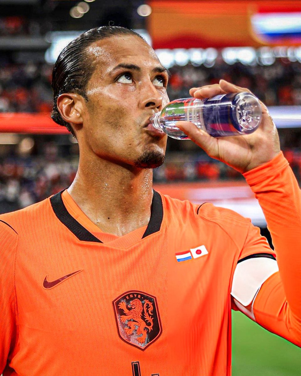 sudanalytics_'s tweet photo. ⚠️❌ Virgil van Dijk también se pronuncia EN CONTRA DE LAS PAUSAS DE HIDRATACIÓN:

“NO ME GUSTAN LAS PAUSAS DE HIDRATACIÓN. Vi todos los partidos, y no me gusta cada vez que se van al comercial en medio del partido. Y para los espectadores tampoco está bueno.

Si hace mucho calor lo entiendo, pero hay que mirar cada partido como un caso separado.

Pero creo que ya dije demasiado”.