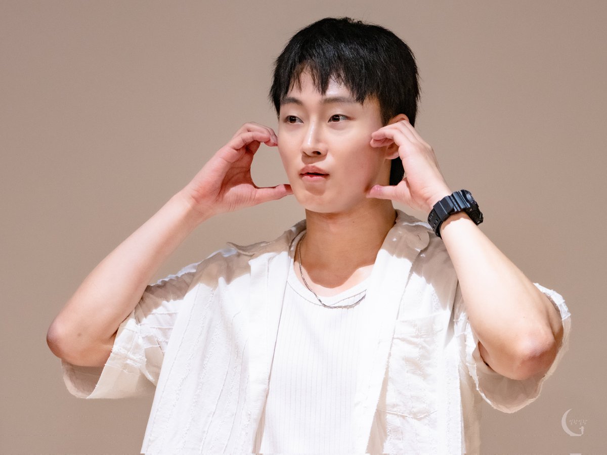 1rang1rang_pic's tweet photo. 260614낮 뮤지컬 브라더스 까라마조프
퇴근길

#강하경 배우님
(볼 동그라미) https://t.co/Suia8gISDs