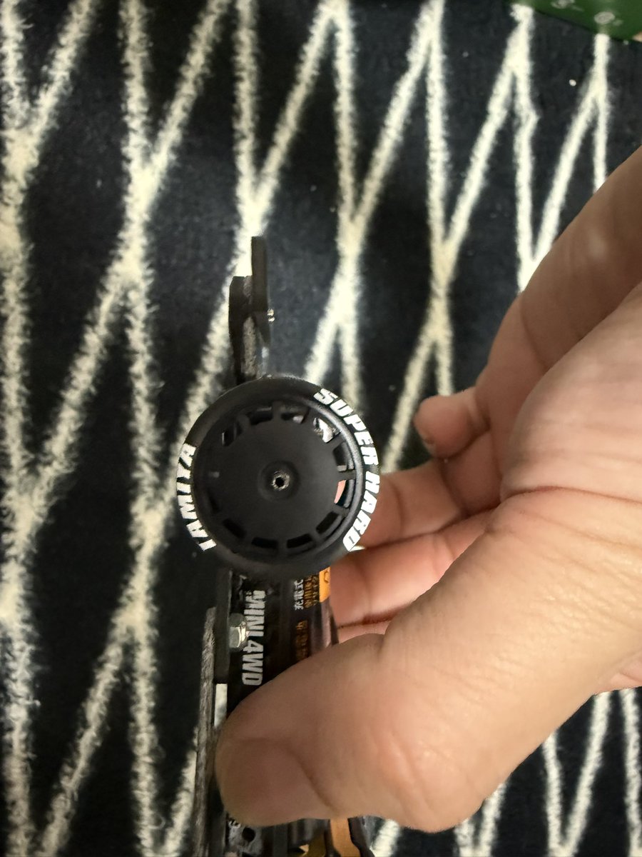 yuxtuki's tweet photo. タイプ2シャーシのフロントバンパー

ベースプレートつけてATを作ろうとしたけど、
コレ、直プレートをそのままATにした方がはやいかも？w
ローラー位置も低いしw https://t.co/S7Cq5ANbBO