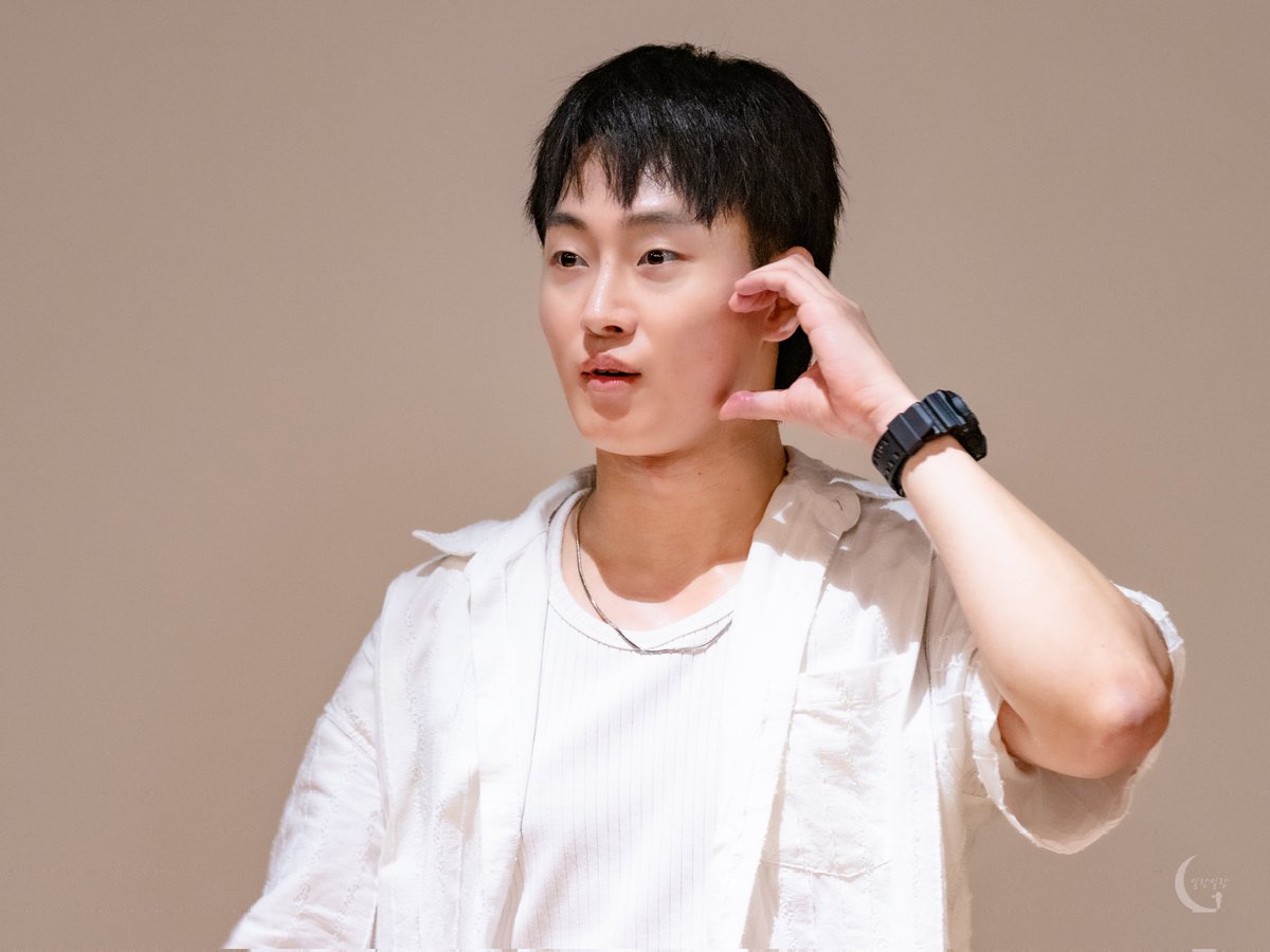 1rang1rang_pic's tweet photo. 260614낮 뮤지컬 브라더스 까라마조프
퇴근길

#강하경 배우님
(볼 동그라미) https://t.co/Suia8gISDs