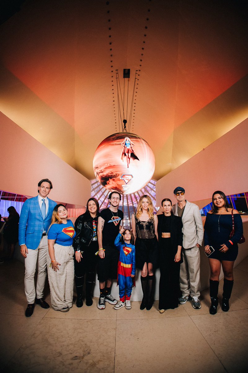 acervsupergirl's tweet photo. ADM DO ACERVO SUPERGIRL NO MEET AND GREAT COM A MILLY E O RESTO DA EQUIPE!! 🥹 #Supergirl https://t.co/izxT30jpUr