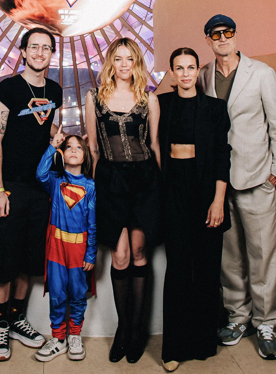 acervsupergirl's tweet photo. ADM DO ACERVO SUPERGIRL NO MEET AND GREAT COM A MILLY E O RESTO DA EQUIPE!! 🥹 #Supergirl https://t.co/izxT30jpUr