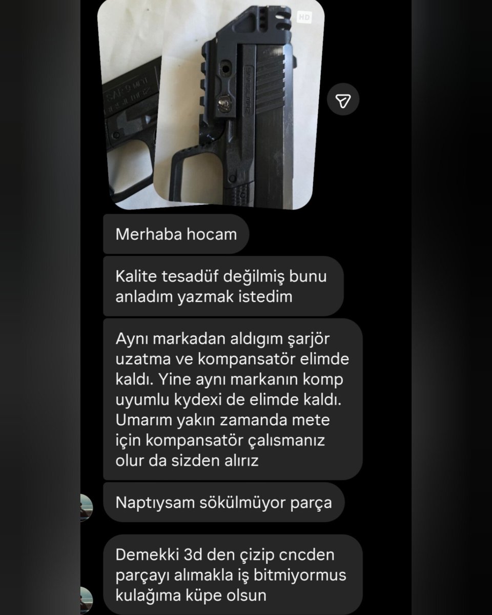 SolutionsCombat's tweet photo. Minik bir kılıçlar çekiliyor serisi yapalım ⚔️

Bizler sizlerin iyiliği için defalarca uyardık ama malesef hâlâ böyle vakalar yaşanıyor. Bilgisiz ve bilinçsiz kişilerin ucuza yaptığı ve tatlı yalanlarla sizlere pazarladığı ürünler hayatın acı gerçekleri ile er ya da geç ortaya çıkıyor. 

Bugün bu vakada geri dönüşü olmayan daha kötü sonuçlar yaşanmamış olması tamamen şans. Bunun gerçek bir olay esnasında yaşandığını düşünün. 

Sürgüyü çektiniz ve aldığınız ucuz ve sözde kapasite arttırıcı besleme yapmadı. Boş olduğunu fark etmediğiniz bir namlu ile mi müdahale edeceksiniz?

Ya da kalabalık bir yerde kılıf demeye bin şahit isteyen o parçanın vidalarının gevşeyip belinizden düştüğünü düşünün.

Ya da hızlıca çekmeniz gereken bir acil durumda kılıfın çekmenize izin vermediğini. 

Böyle bir durumda; siz, kurtarmanız gereken ekip arkadaşınız veya masum bir sivil kaybedince hesabını kim verecek? 

Güzel sözlere, tatlı yalanlara, size sunulan sözde ucuz alternatiflere kanmayın. Amacı sadece para kazanmak olan kişiler yarını veya sizi düşünmüyor.

 Günü kurtarmak ve cebi doldurmak onlar için birinci öncelik. Ekip arkadaşlarınızı ve etrafınızdaki atıcıları uyarmak ise sizin birinci önceliğiniz olmalı. Bu paylaşımı mümkün olduğunca yayın. Alacağınız ekipmanların silah üreticileri tarafından kalite onaylı olduğuna dikkat edin. Bu tarz cahil veya kötü niyetli kişilerle anca bu şekilde mücadele edebilirsiniz. 

Güvende kalın.