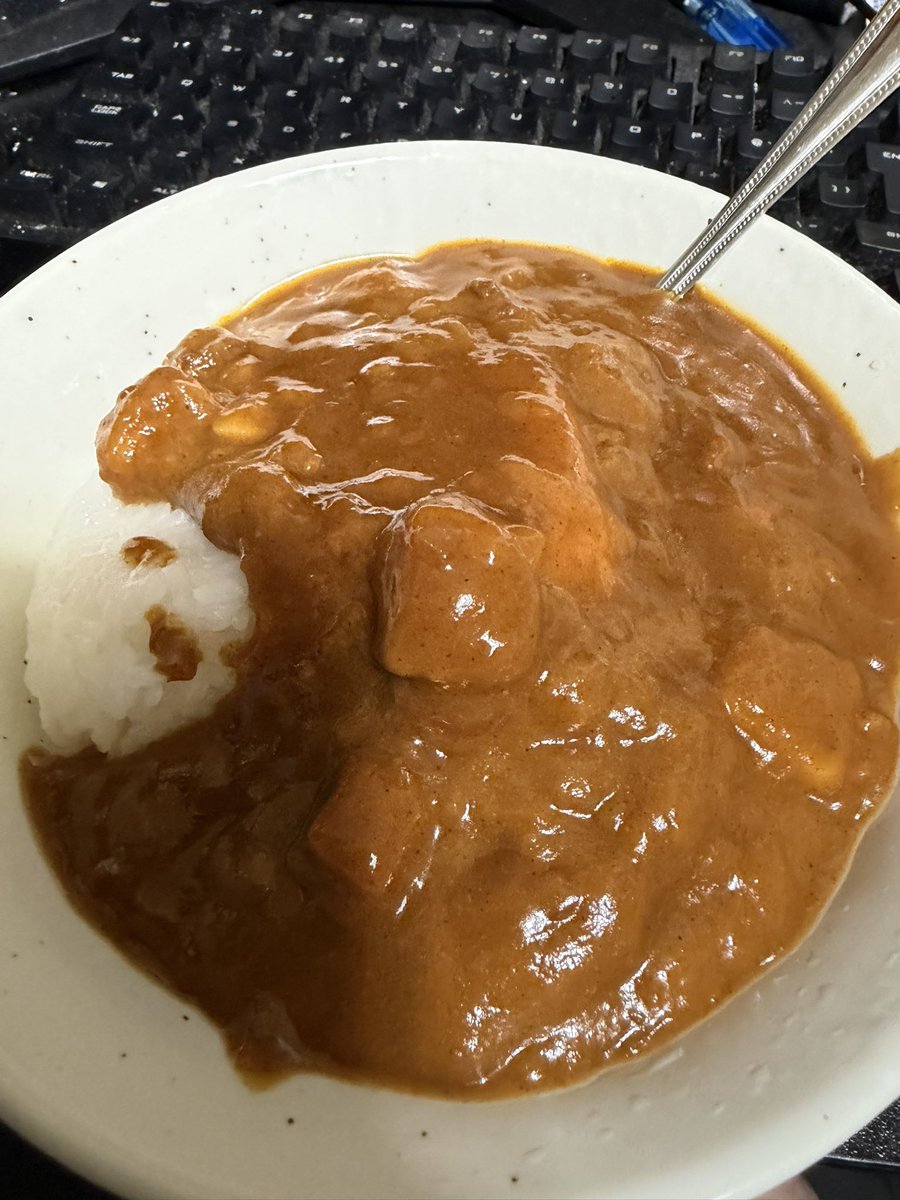 Deen__cas's tweet photo. 今日作ったレトルトカレーベイマックスがお布団入ってるみたいだた！！！ https://t.co/97gEk2UyZw