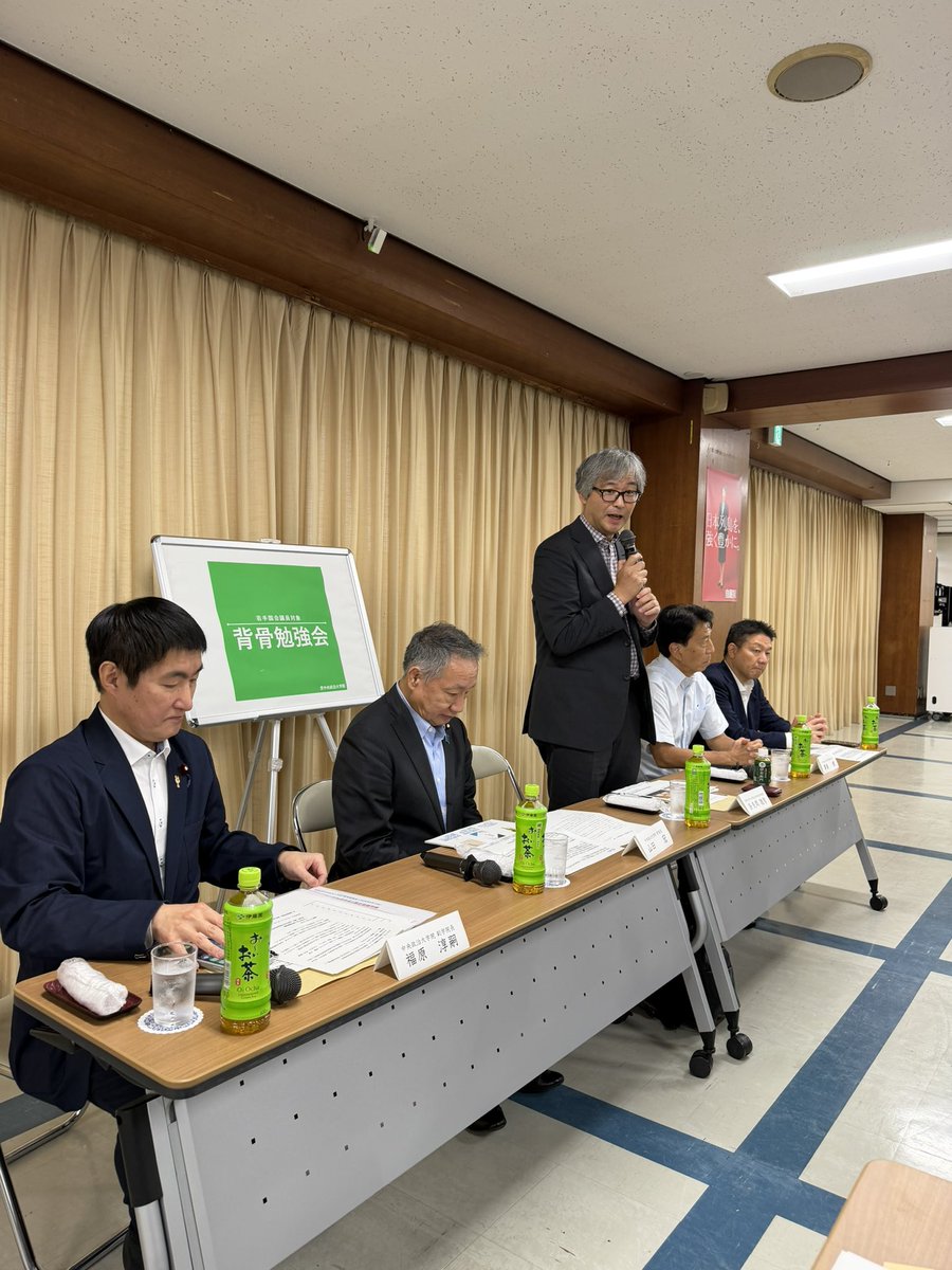 kuro1_jp's tweet photo. 6/15(月)の主な国会スケジュール
am 
会合(中野区町会連合会)
pm
来客(日本郵便)
来客
外出
来客
新人議員研修 「背骨勉強会」(奈良岡聡智氏)
会合
会合(中野)

国会では学び、地元では声を聞く。
一期生だからこそ、謙虚に吸収しながら前に進んでまいります。

#黒崎ゆういちワンチーム #黒崎ゆういち活動メモ