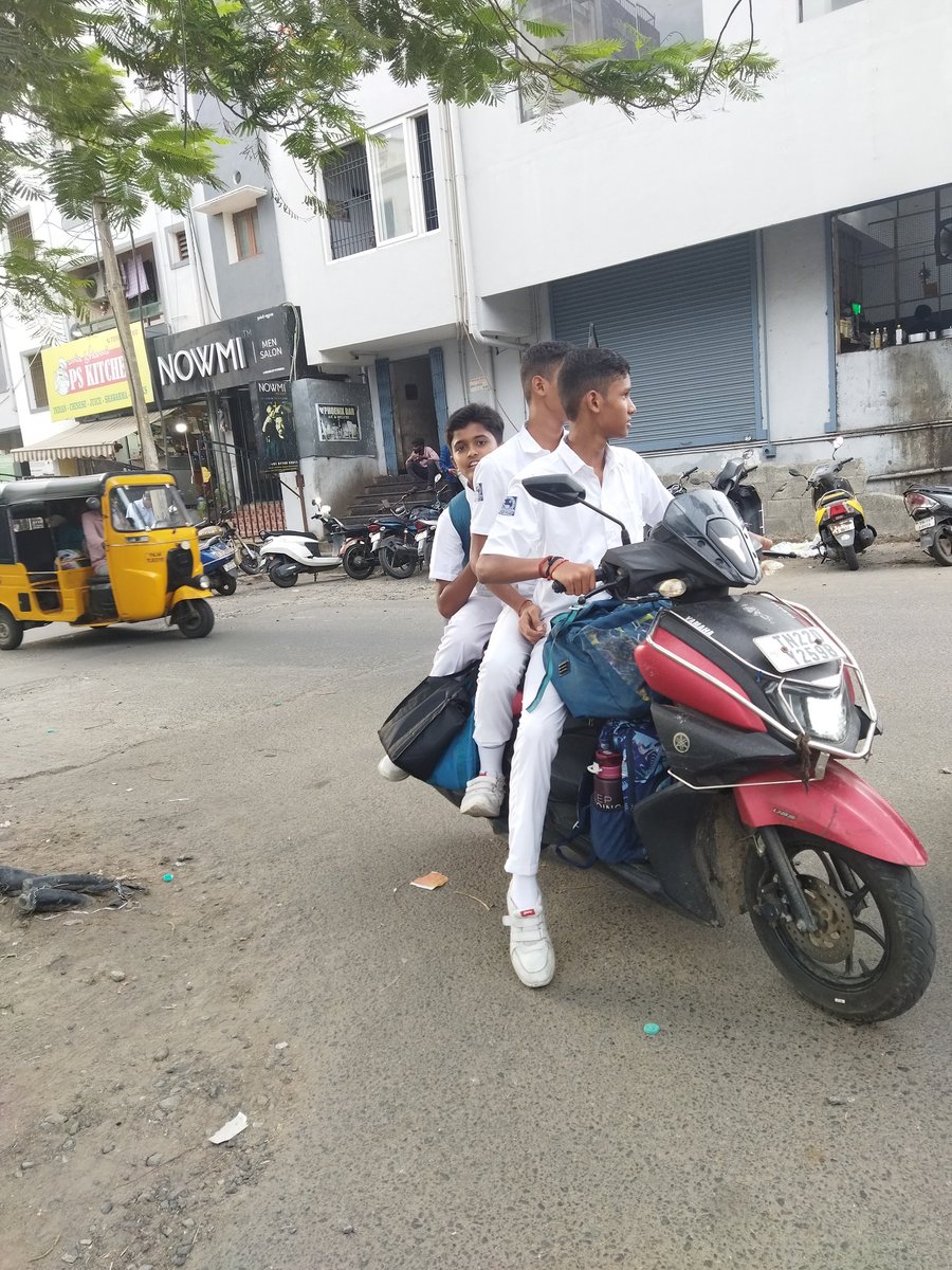 RajanCoolAC's tweet photo. @ChennaiTraffic 
School kids driving 2wheeler in triples
Will they have DL ?
On : Today around 5pm
At : Medavakkam main road - Voltas Colony road junction (near TASMAC) https://t.co/GLCijzUxJL