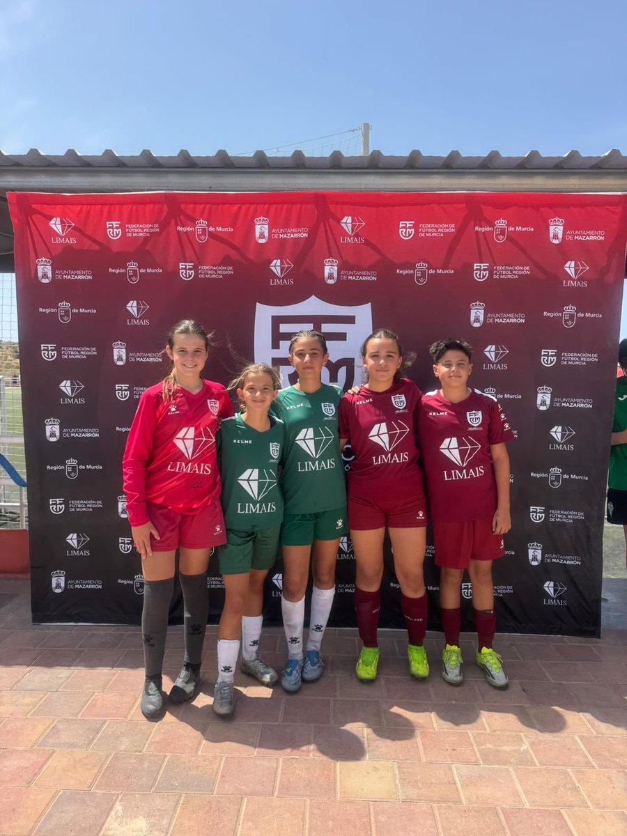MolinenseFem's tweet photo. ⚽ ¡NUESTRAS JUGADORAS BRILLAN CON LA SELECCIÓN MURCIANA!🚀🔵⚪️
Qué inmenso orgullo para el club ver la gran representación de jugadoras del Unión Molinense que participaron este pasado sábado en la Talent Cup disputada en Mazarrón, defendiendo la camiseta de la Región de Murcia. https://t.co/4odZnb5UUv