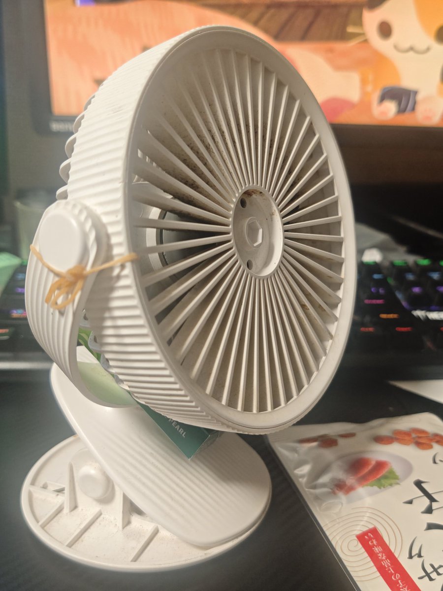 junyan_VRC's tweet photo. 壊れた扇風機です https://t.co/GQlfZnyohy