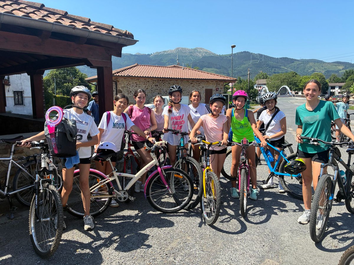 KARMENGOAMADBH's tweet photo. DBH1.mailak:🚴‍♀️🌿 Gaur bizikleta urteera zoragarria egin dogu! Pedalkadaz pedalkada, naturaz gozatu, ingurunea ezagutu eta elkarrekin une ederrez disfrutatzeko aukera izan dogu. Kirola, natura eta laguntasuna uztartuz, egun bikaina! 💚☀️ #DBH1 #Bizikleta #NaturanIkasten https://t.co/TrCVX5Y2we