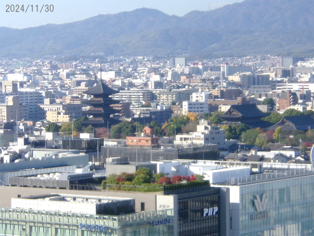 NeoRomanceFan's tweet photo. 京都駅の南口で景観に変化がありました。建造物はそのままで眺望としてはマイナーな変化ですが、昨年、旧ワコールのビルが経営改善のために不動産売却されて、所有者とロゴが更新されていました。昨年中に東寺を撮ったものを確かめると工事中の時が写っていました。現在は京都中央信用金庫のビルです。 https://t.co/sqPEK5vRVp