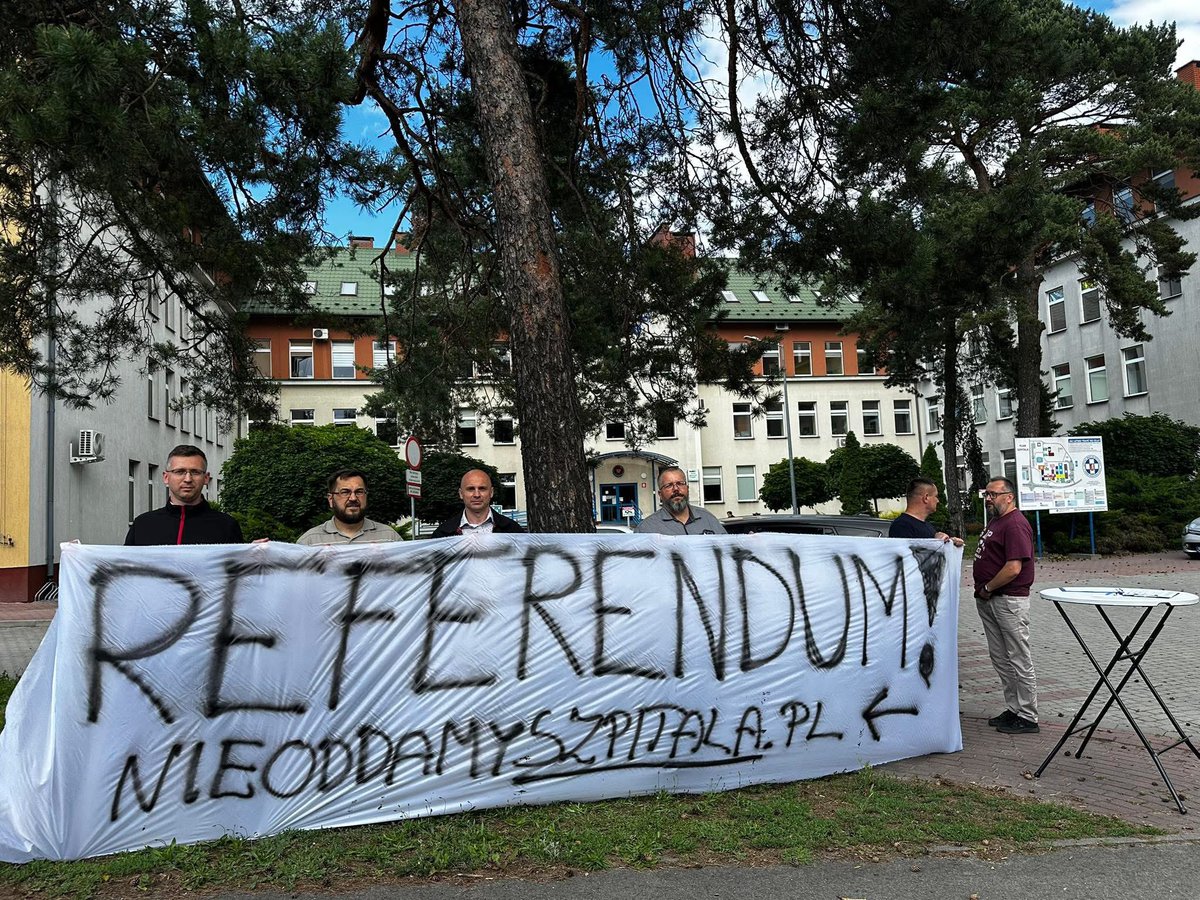 Piotr_Pomykala's tweet photo. Ogłosiliśmy zawiązanie komitetu i ruszyliśmy zbierać podpisy, aktualnie jesteśmy pod Szpitalem, ale wypatrujcie nas również pod sklepami. Zaangażuj się, złóż podpis - NIE ODDAMY SZPITALA! https://t.co/UZAeMRGI7c