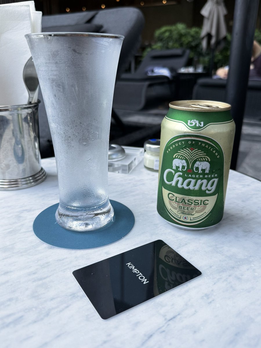 ninbunjah26's tweet photo. ①ALL BEEF CHEESEBURGER
　THB395(約1,975円)
②The Brewing Project "Crispy Boy" 
　Helles - Lager 5%
　THB260(約1,300円)
Chang - Lager 5%
　THB200(約1,000円)
#IHG #kimpton #バンコク #poolbar https://t.co/nFtvBkPhrV